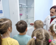 Экскурсия по детскому саду: в медицинский кабинет, прачечную.